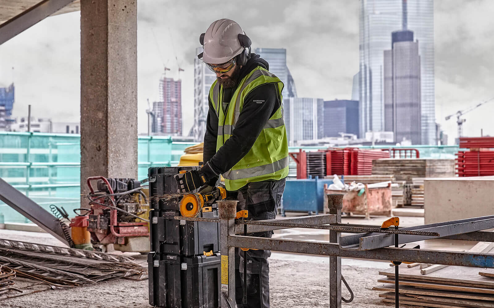 ���������� ������� - �������� �������������� DeWALT DCG418N 