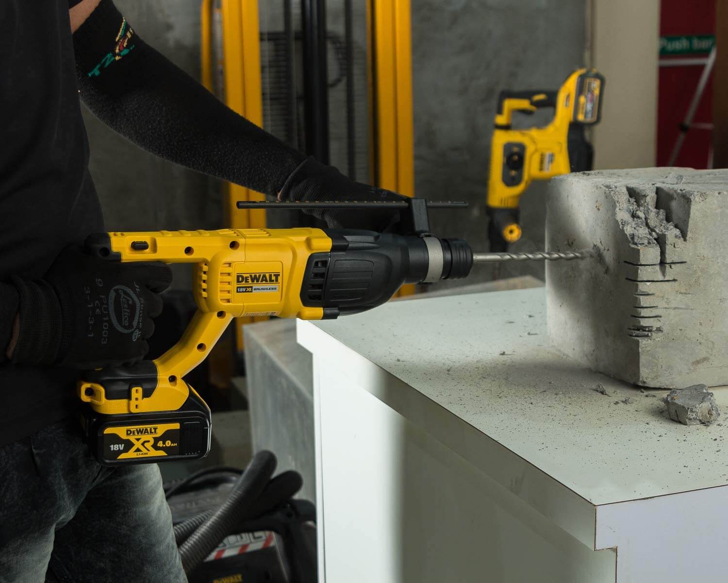 ���������� �������������� ����������� SDS-Plus DeWALT DCH133M1 